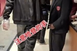 今儿关键时刻Carry!哈登离场时 投篮手左手还缠着厚厚的冰袋