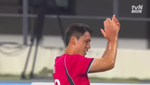 庆祝比划小心心❤️！吴世勋头球破门，韩国2-0领先乌兹别克